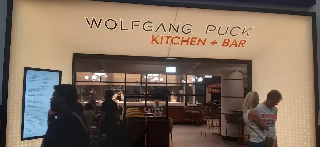 Wolfgang Puck Kitchen & Bar_Schwechat_slider_image_3