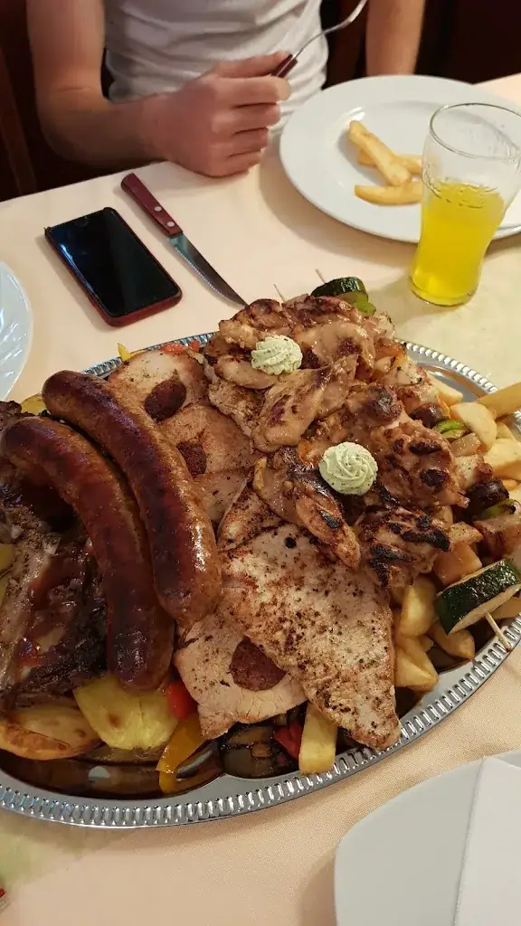 Diana P.Galosi_Zum grünen Baum - Café - Restaurant - Pizzeria_Steinakirchen am Forst_avis