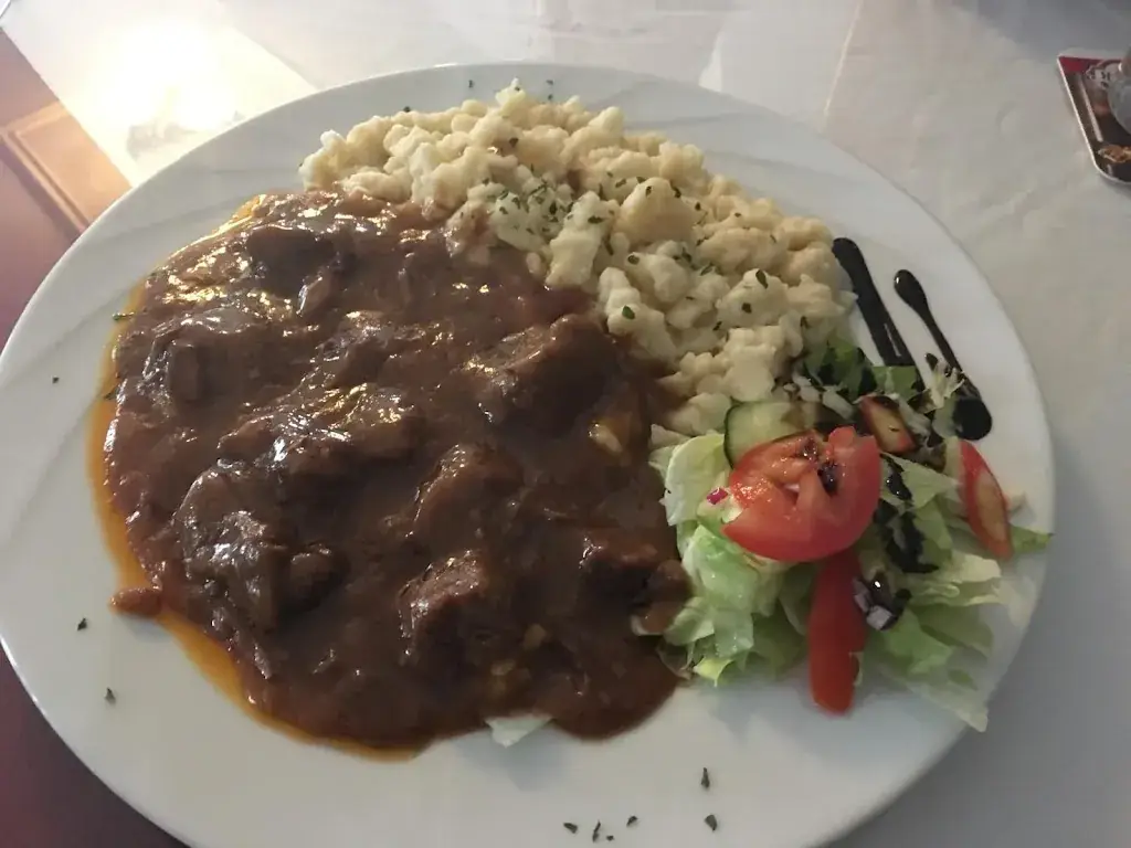 László Sólyom_Zum grünen Baum - Café - Restaurant - Pizzeria_Steinakirchen am Forst_avis