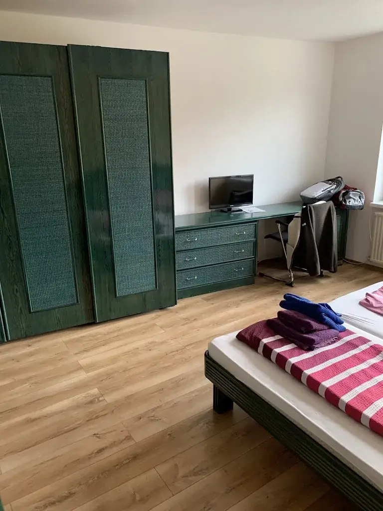 Peter W._Wöllersdorferhof_Steinabrückl_review