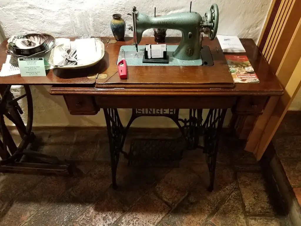 Marcus Moore_zum Waldhäusl_Sooss_avis