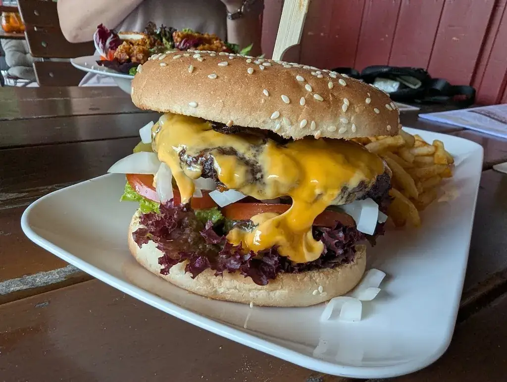 Markus_Sportheim Breitenbrunn Gaststätte BistroHi5_Breitenbrunn_recensione