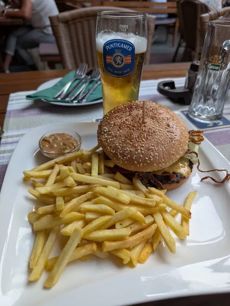 Matouš Vrchota_Hubertushof, Familie Mies_Trattenbach_review