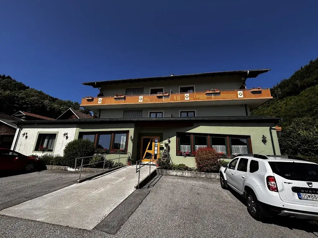 James Ashard_Hubertushof, Familie Mies_Trattenbach_review