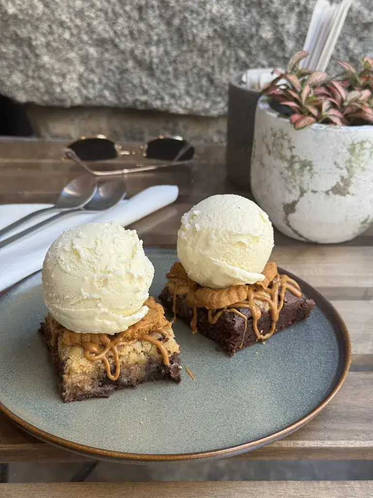 Karina Nedeva._Melties Brownies_Loretto_review