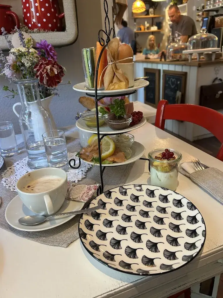 Anita Meitz_kleines Atelier Wohnraumaccessoires & Cafe e. U._Winzendorf_recensione