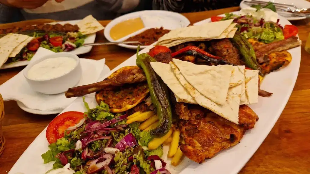 Mahya Nezhadfard_Köz Güven Restaurant_Wilhelmsburg_avis