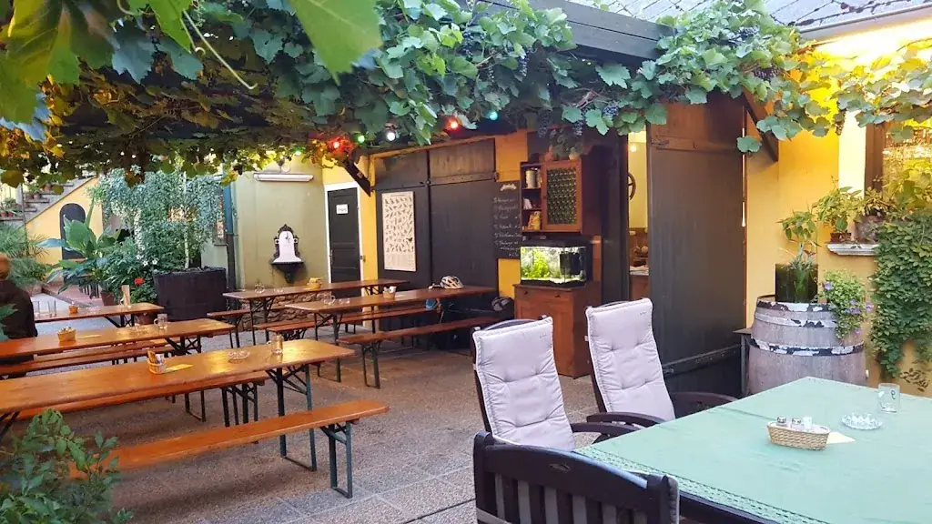 Heuriger Hüpfel restaurant à Zeiselmauer