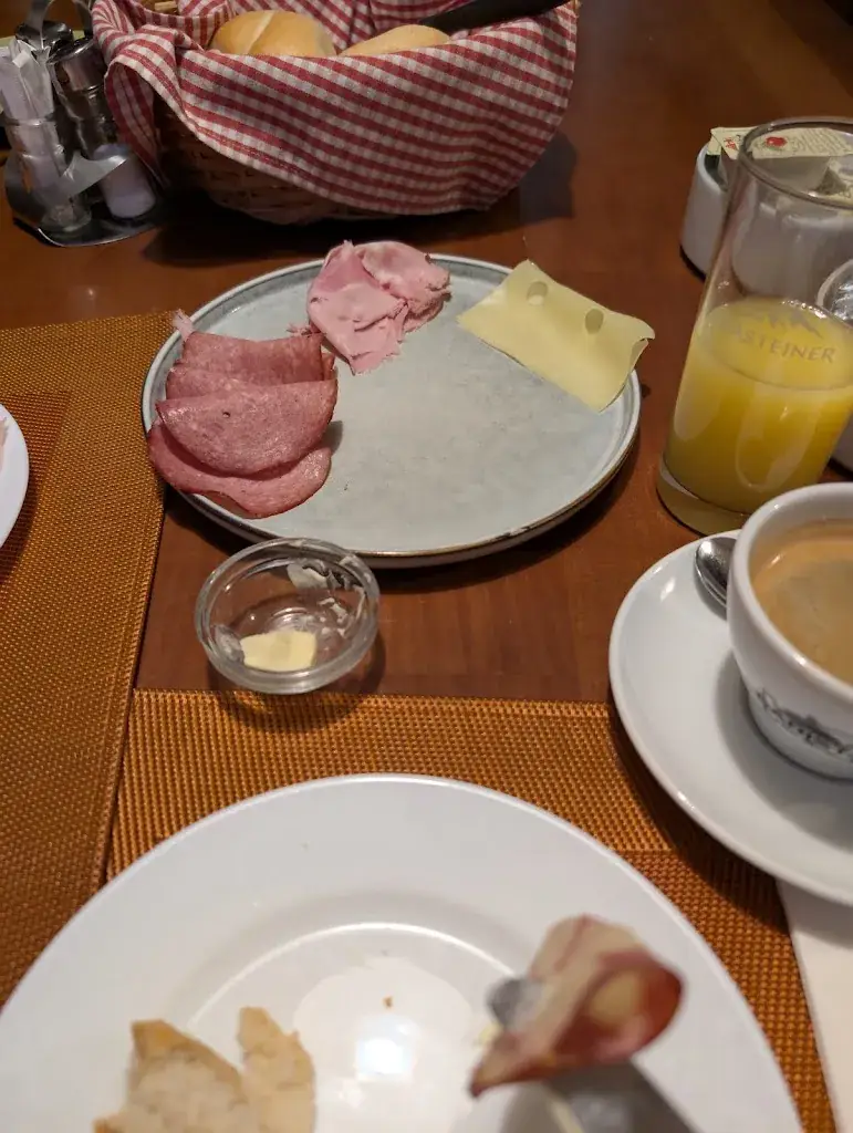 Adrian Taus_Gasthof Mang_Ybbs an der Donau_avis