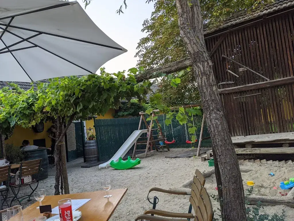 Christian Sterzl_Heuriger Zur Alten Kellertür_Mönchhof_recensione