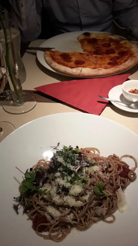 Lizz L_Pizzeria Anniva_Anif_review