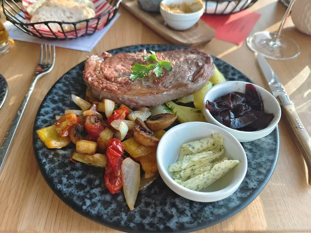 Markus Taschner_ROSSO.19_Mönchhof_recensione