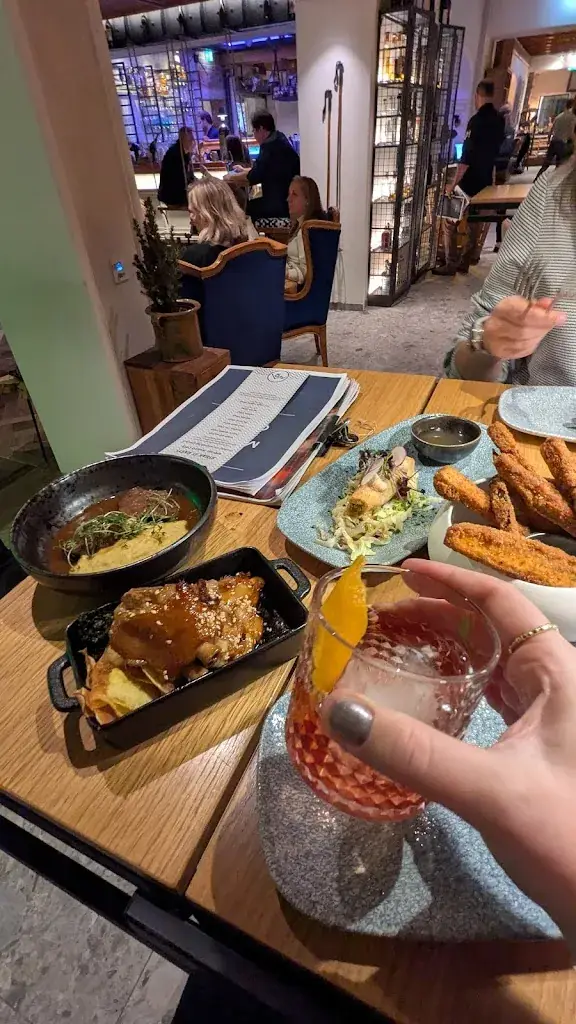 Lucie K_Luke's Wohnzimmer_Bad Hofgastein_avis