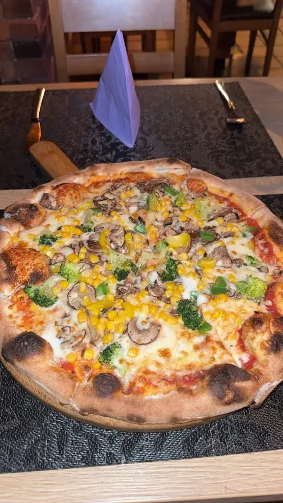 Pizzeria Alla Casa - Pizza aus dem Holzofen_Bischofshofen_slider_image_3