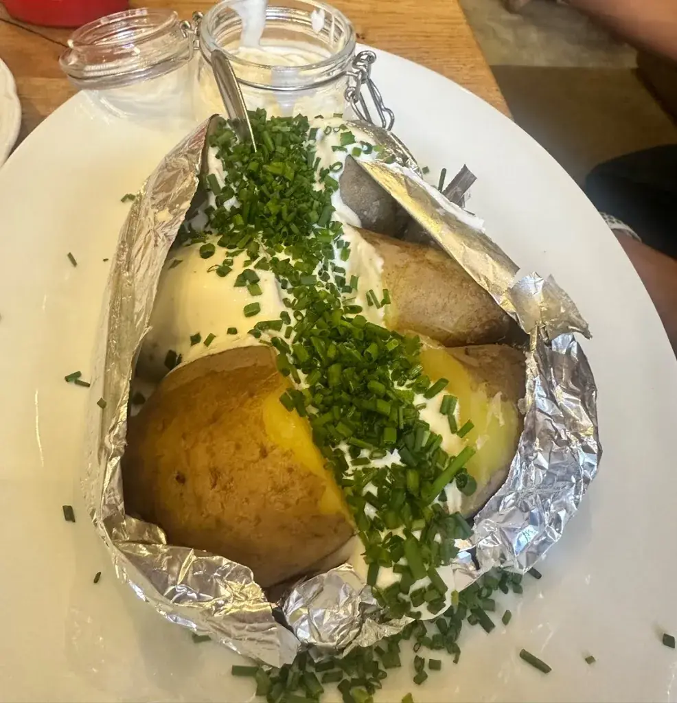 ענבר חטב_Die St.Georgnerin_Bruck an der Großglocknerstraße_avis