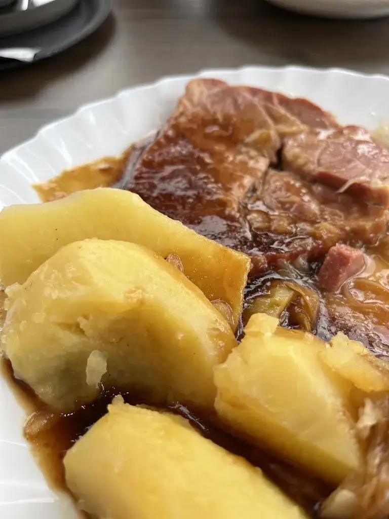 Rosta Samec_Genussplatzl Eben - Imbiss, Fleisch & Wurst_Eben im Pongau_avis