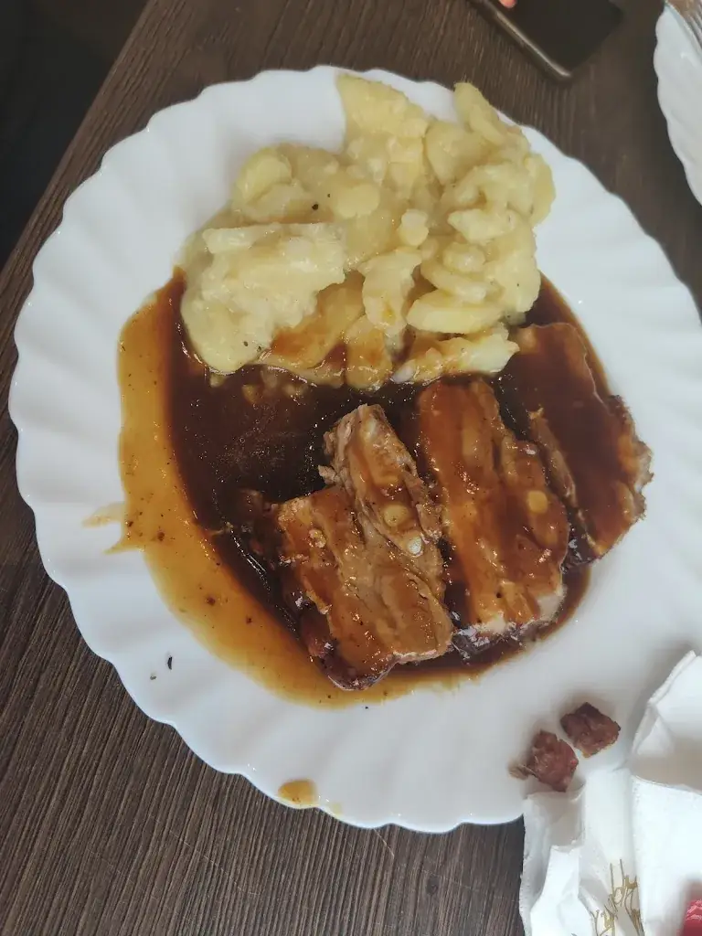 Sigal Kamanovsky_Genussplatzl Eben - Imbiss, Fleisch & Wurst_Eben im Pongau_avis