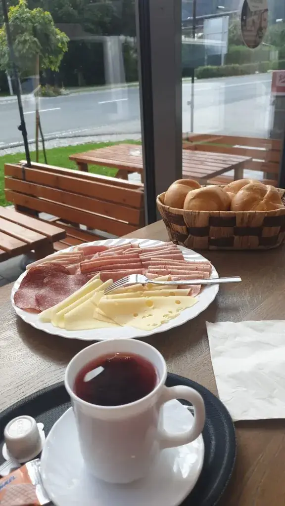 Mirko Hefler_Genussplatzl Eben - Imbiss, Fleisch & Wurst_Eben im Pongau_avis