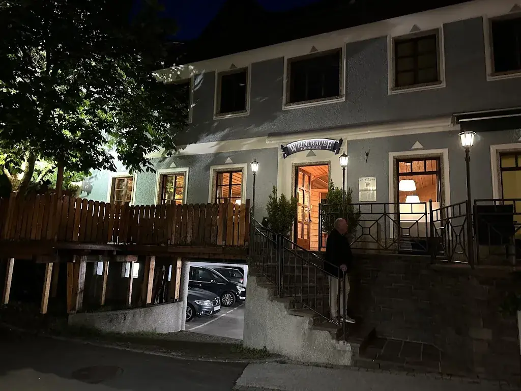 Olaf Kuhlmann_Weintraube Heuriger_Eugendorf_avis