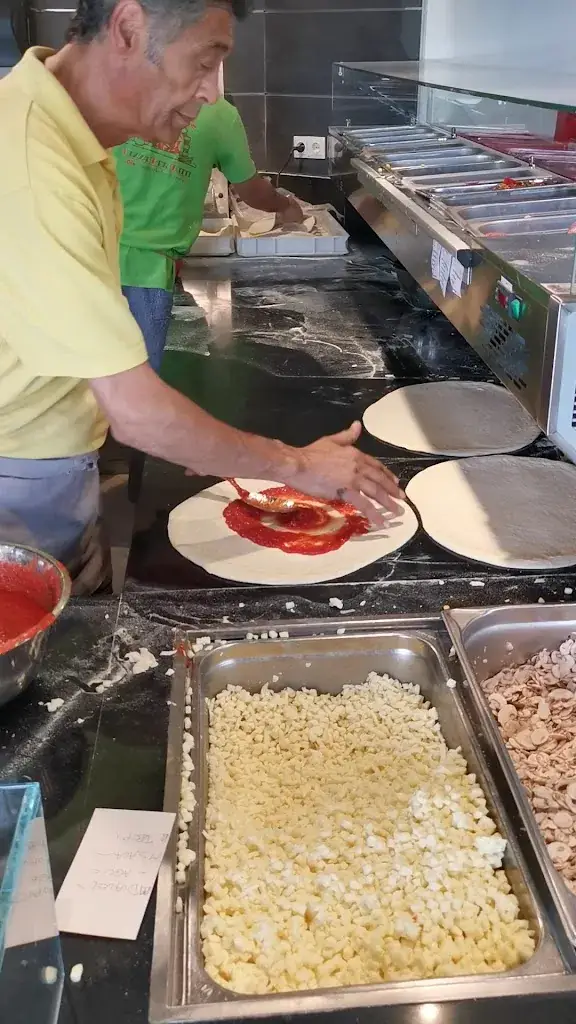 LOMBARDO | Pizza per Tutti - Take Away_Eugendorf_slider_image_2