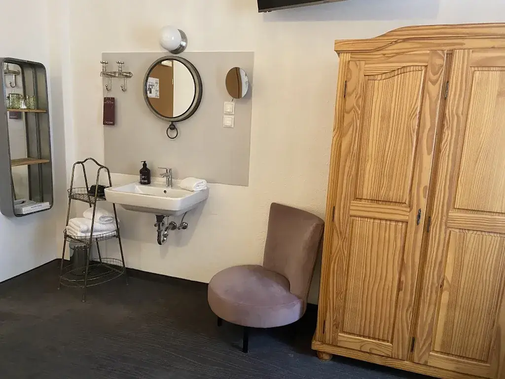 Fatima Al-Maskery_Boutique-Gasthof ÜBERFUHR_Elsbethen_avis