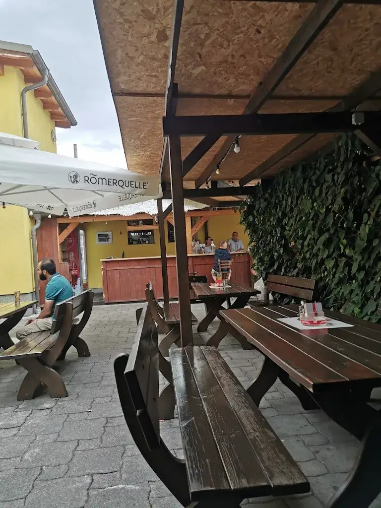 Dorfwirt-luzija GmbH restaurant à Neufeld an der Leitha