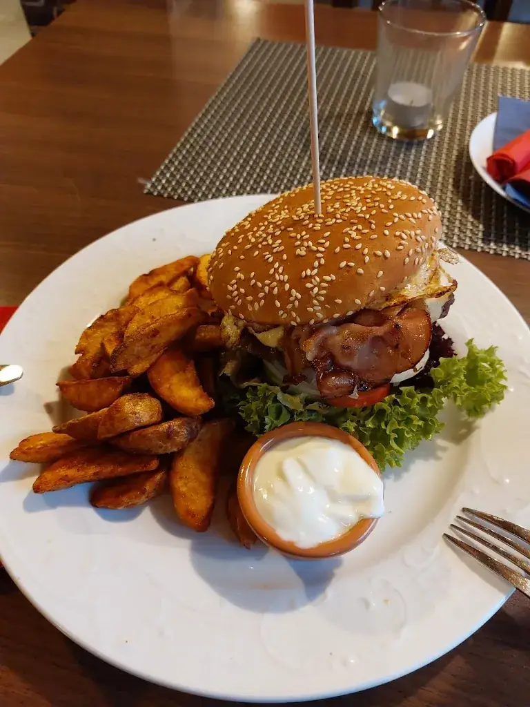 Marek Jabłeka_Lokitos Bar-Restaurant_Eching_review