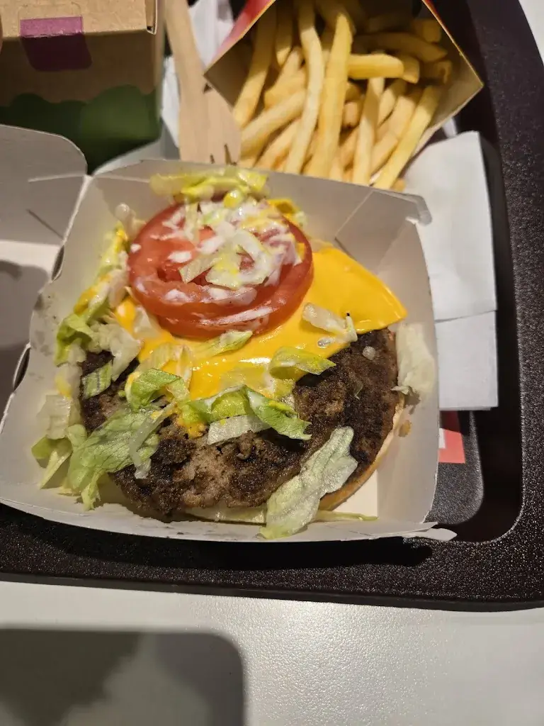 David Foster_McDonald's_Golling an der Salzach_avis