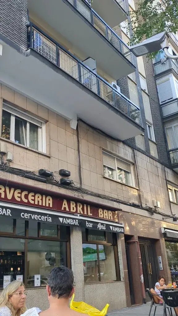 G Montero_Bar Abril en Conde de Casal_Hof bei Salzburg_avis