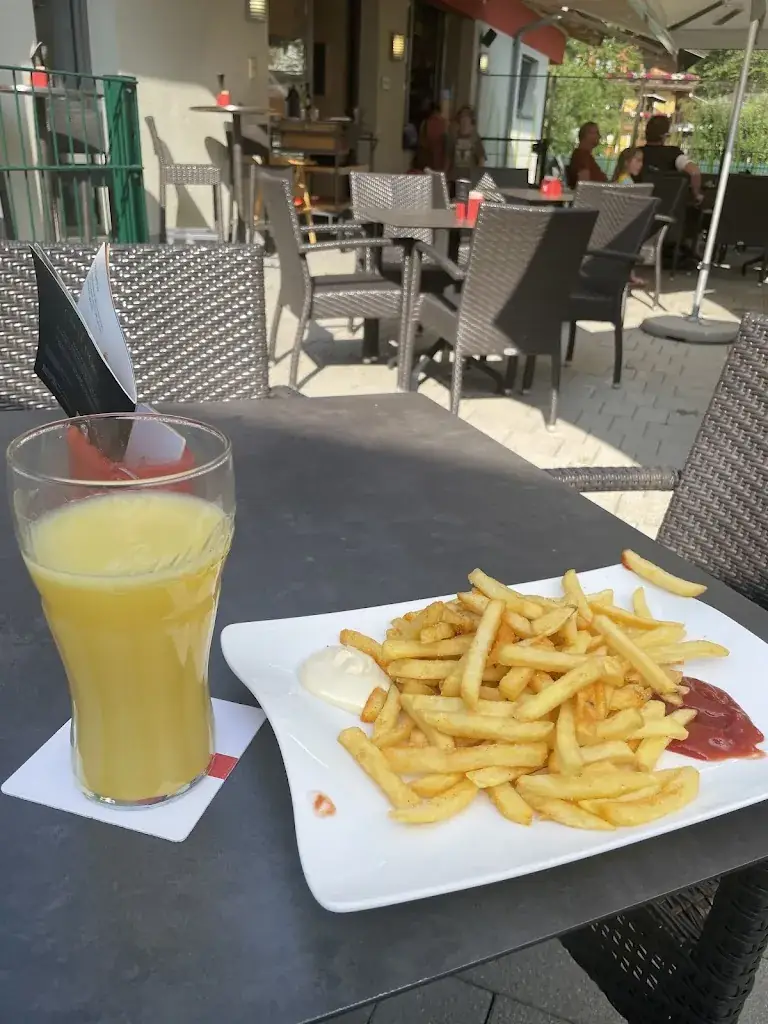 Noura A_Vis A Vis_Grossarl_review