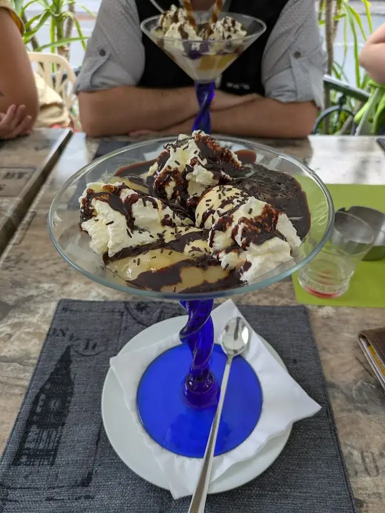 Dave Rea_Cafe & Restaurant Kennidi_Kaprun_review