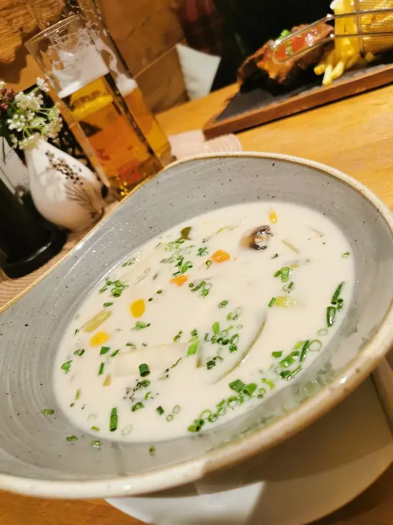 Bernadett Surányi_Die Schneiderei_Kaprun_recensione