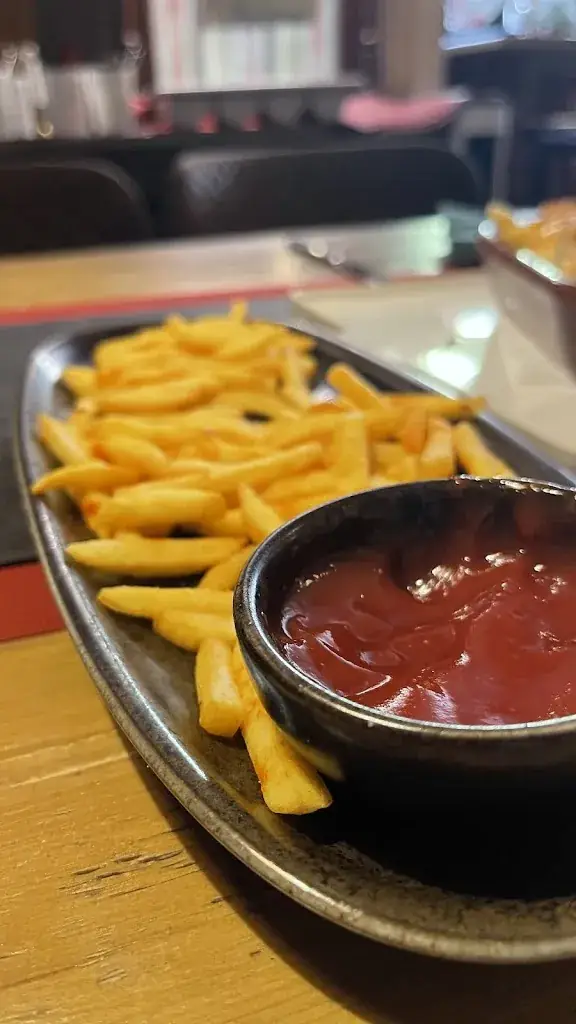 Mohammed Alghamdi_Restaurant Pizzeria Napoli_Kaprun_avis