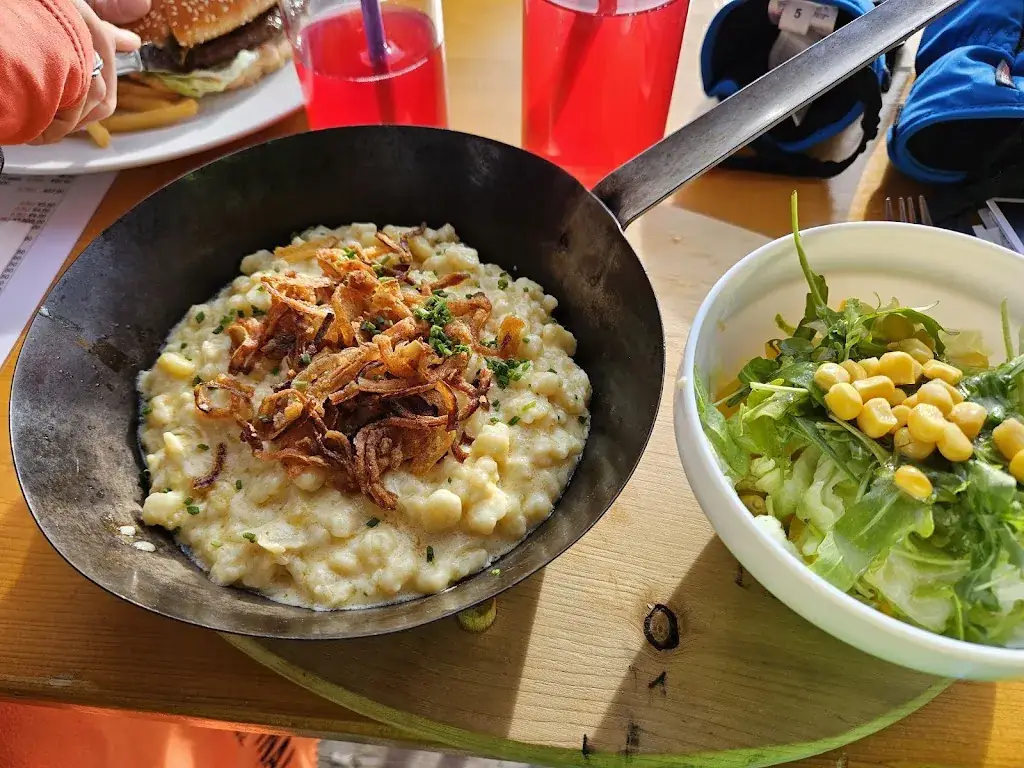 Michi Konze_Skihütte Restaurant Almtreff_Lofer_review