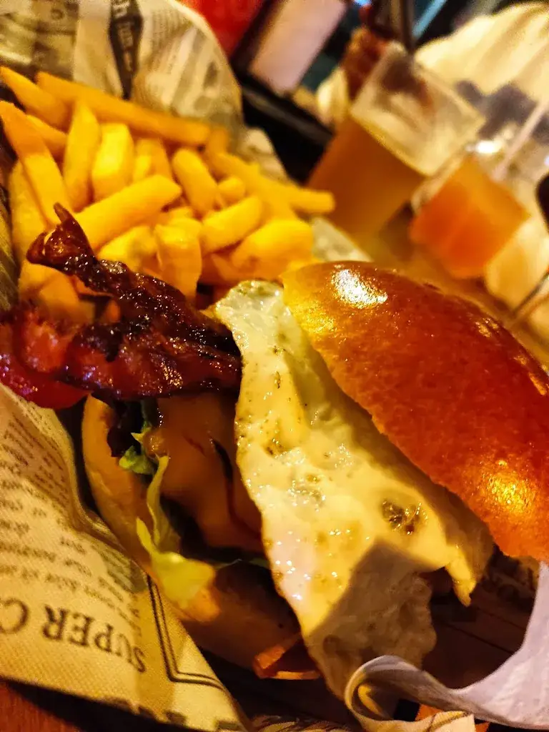 Camilo Mendoza Paz (CamiloAdventures)_Fogg Bar Birras & Burgers_Ollersdorf im Burgenland_avis