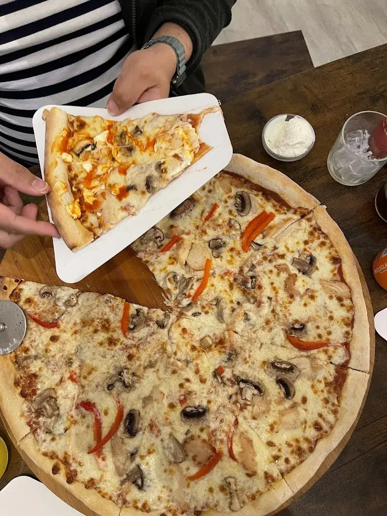 Zohreh Vahidi_PAMA PIZZA HOUSE_Pama_recensione