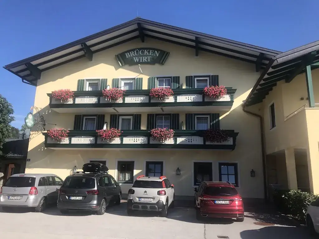 Paul McCullock_Gasthof BRÜCKENWIRT Familie Plauner & Rieger_Politischer Bezirk Hallein_recensione