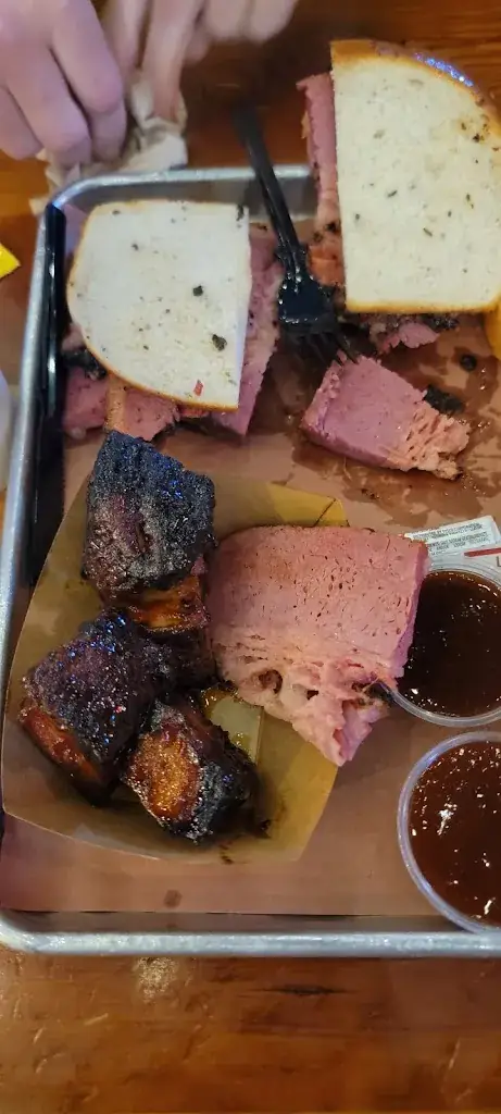 Renee Luehrs_Station One Smokehouse_Plainfeld_recensione