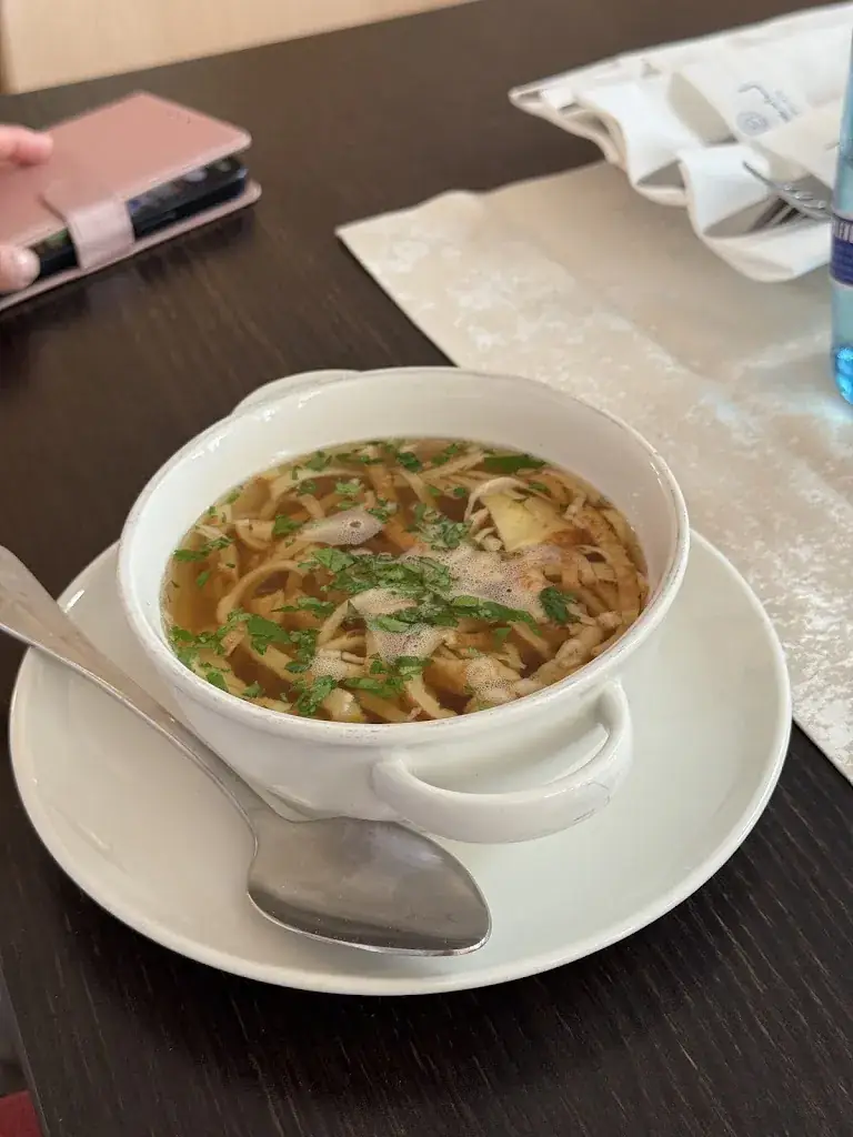 Petr Boháček_Brunnwind - Ihr Lokal am See_Sankt Gilgen_avis