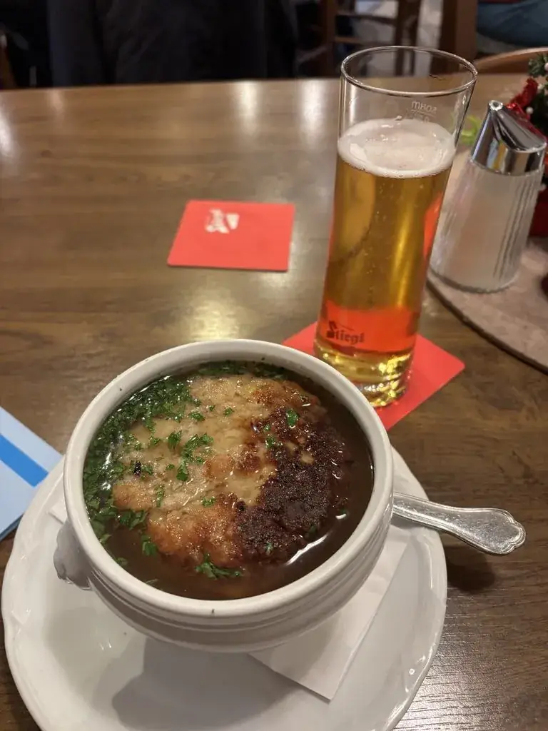 Emile Gonzalez_Dragans Poststüberl_Sankt Gilgen_review