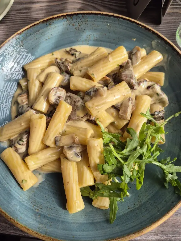 Yasmin Idrissi_Valentino’s Italian restaurant bar & grill_Seeham_avis