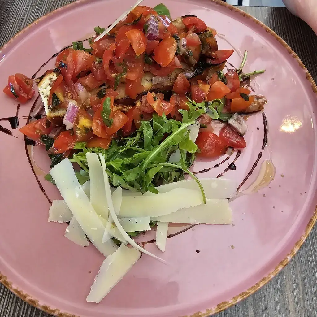 Blapi Darious_Valentino’s Italian restaurant bar & grill_Seeham_avis