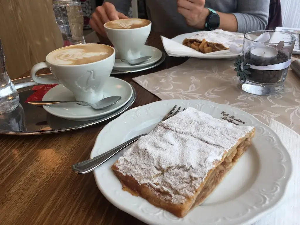 Jan Vetchy_Café-Conditorei Pichlmaier_Saalfelden am Steinernen Meer_recensione