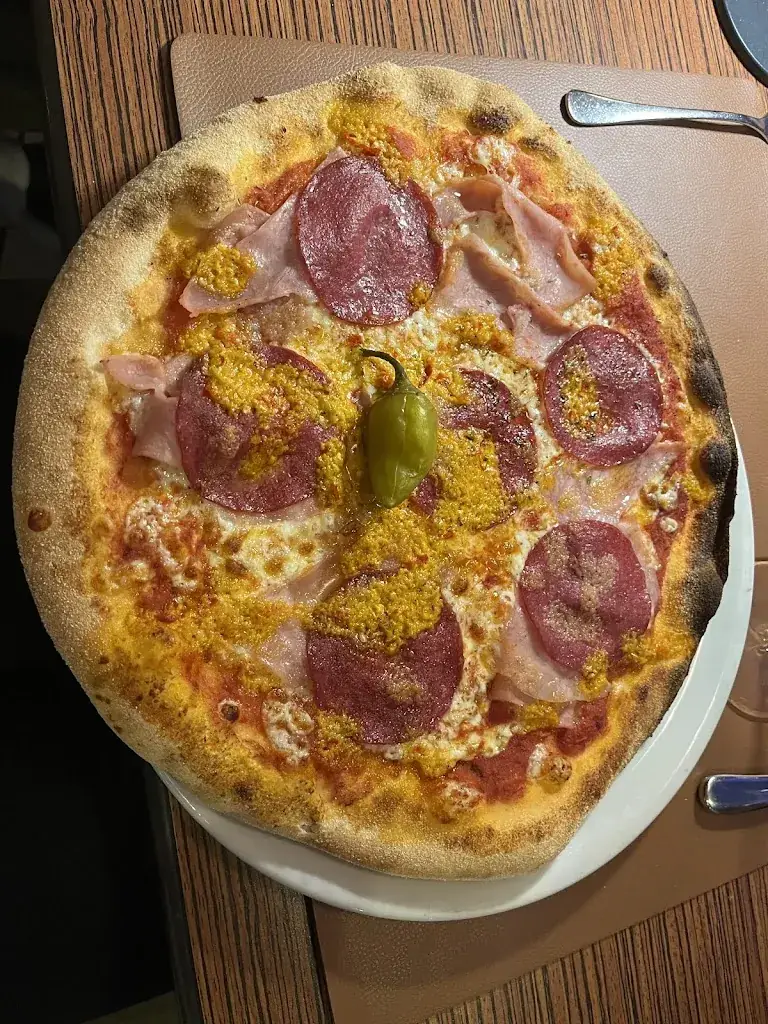 Jana Jana_Pizzeria La Piazza_Saalfelden am Steinernen Meer_avis