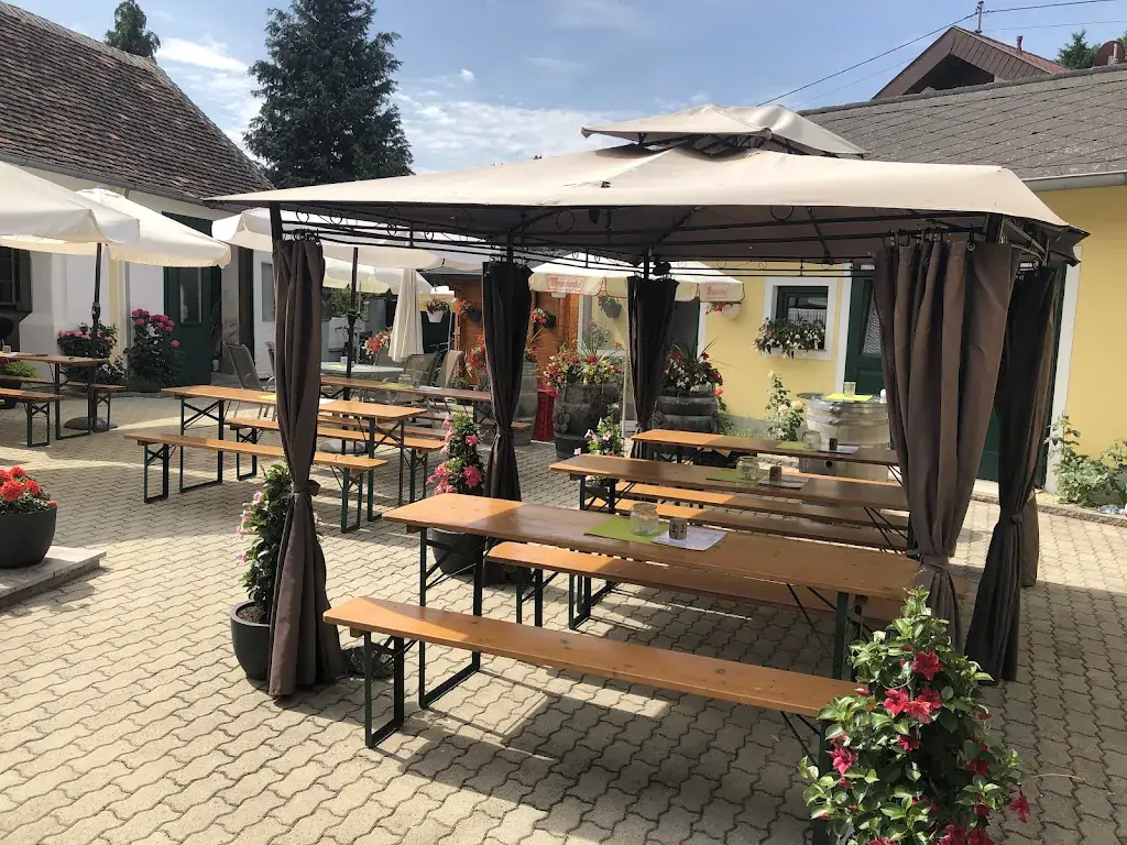 Buschenschank Kristaloczi ristorante a Badersdorf
