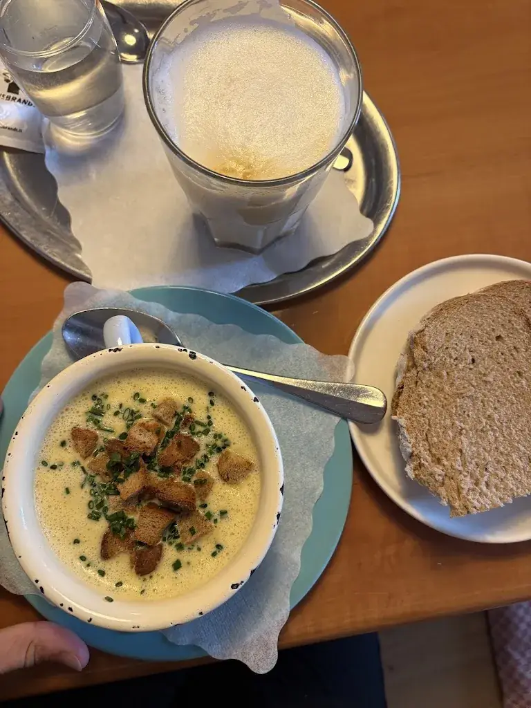 Maggie Brown_Bandlkramerey_Seewalchen_review