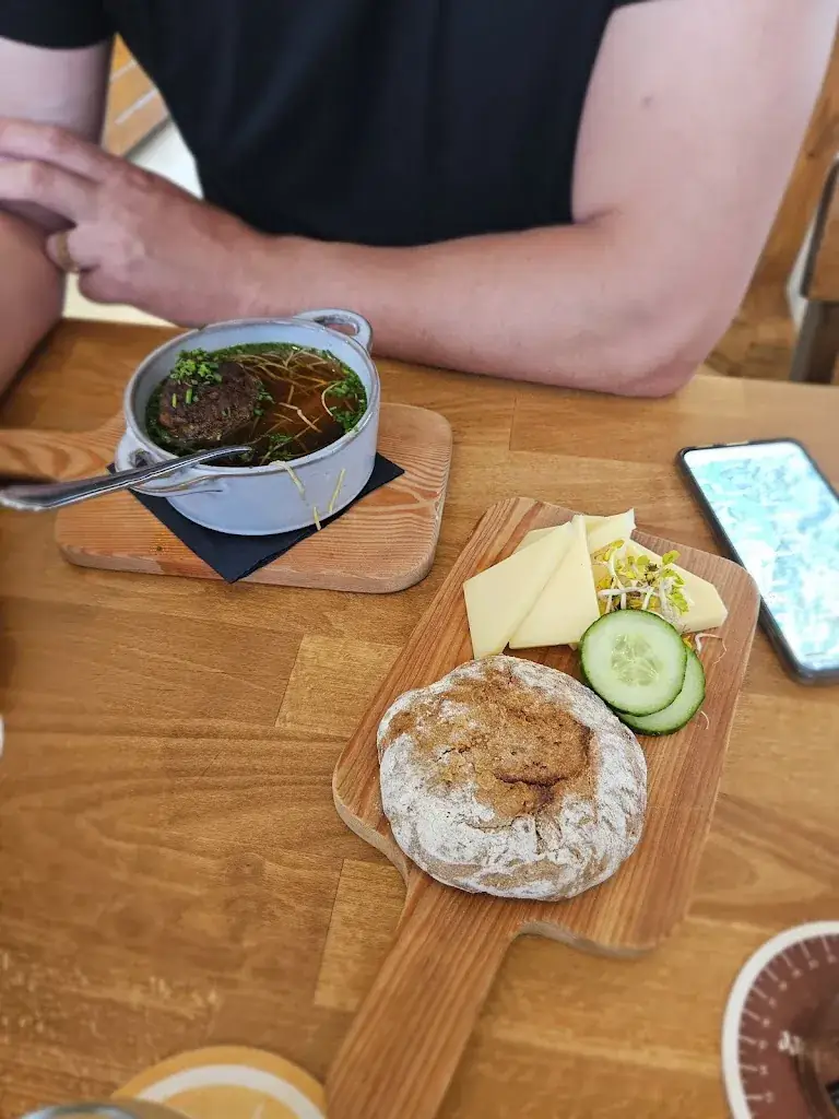 Radka Martínková_dasWIRTSHAUS - in der alten Post_Strobl_review