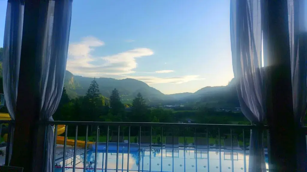 Yvonne Kertsch_Ours Lounge Restaurant_Unken_review