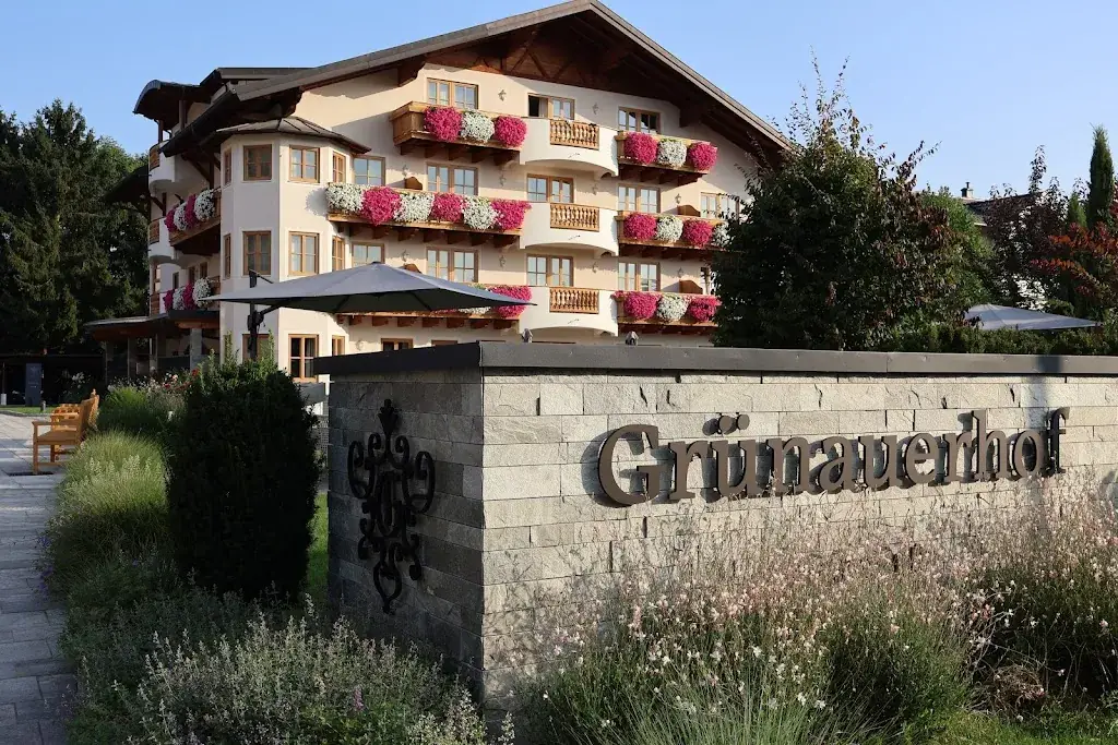 Jonathan Sterner_Gruenauerhof_Wals_review