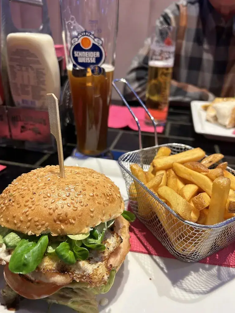 Skycruiser Travel Channel (Eric)_Lazy Flamingo Diner - American Restaurant & Bar_Tweng_review